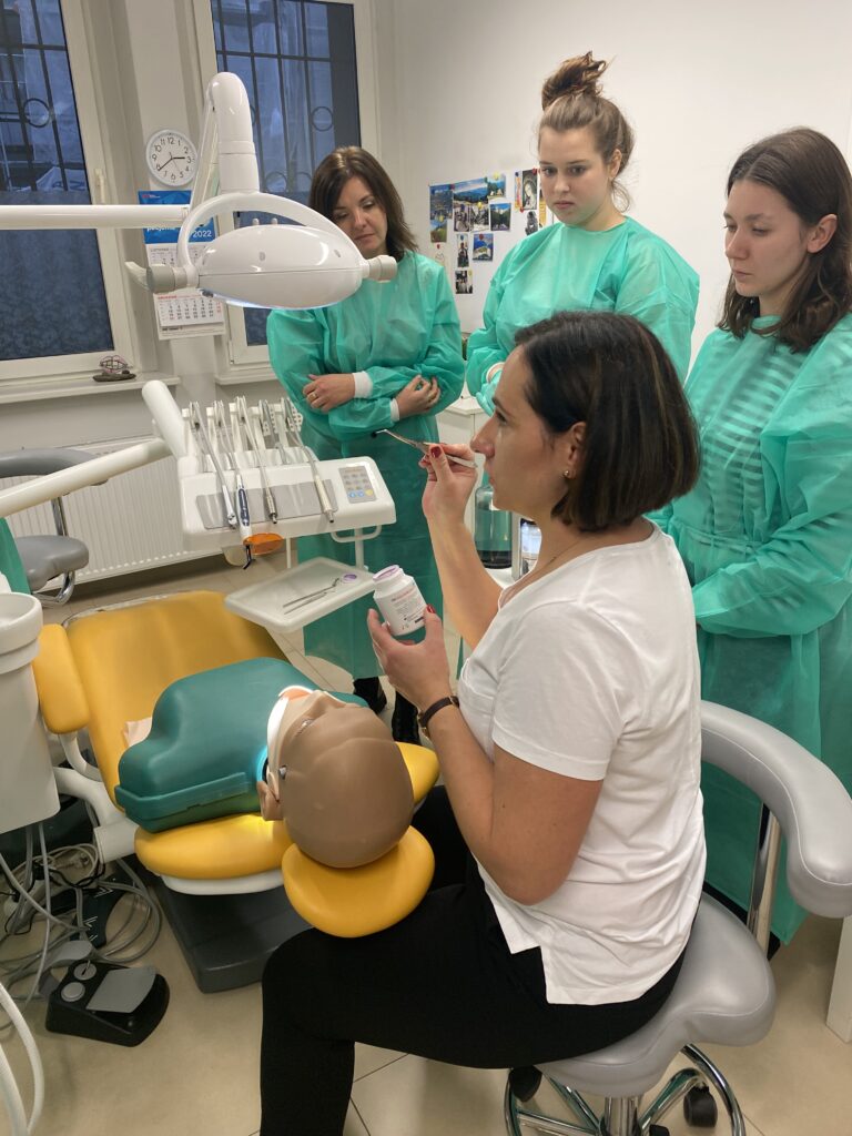 higienistka stomatologiczna prowadzi szkolenie